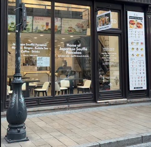 Shopfront of 2D Café Beloved at Király utca 33 in Budapest, advertising Japanese soufflé pancakes, bingsu and bubble tea